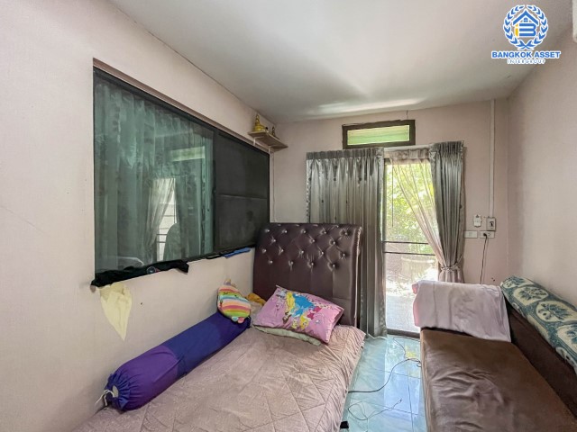 *****บ้านแฝดมือสองย่านนนทบุรี ม.โกลเด้นอเวนิว แจ้งวัฒนะ-ติวานนท์ เนื้อที่กว้าง 40.30  ตร.ว. ฟังก์ชัน 3 ห้องนอน 2 ห้องน้ำ ที่จอดรถ 2 คัน บ้านสวย พื้นที่ใช้สอยเยอะ ภายในสภาพสวย บนทำเลแห่งการเดินทาง ใกล้รถไฟฟ้าสายสีชมพู "แจ้งวัฒนะ-ปากเกร็ด28" และจุดทางด่วน "แจ้งวัฒนะ"